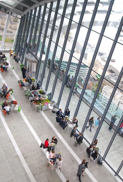 Les gens regardent les toits de Londres depuis le 32 étage du hall d'exposition — Photo