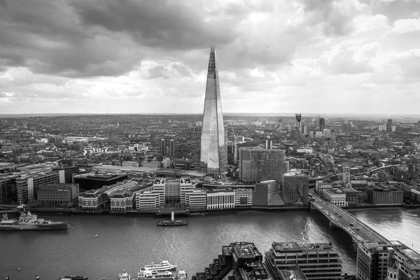 Vista aerea sulla città di Londra, sul Tamigi e sui ponti. Londra panorama forma 32 piano di Walkie-Talkie edificio — Foto Stock