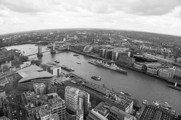 Turmbrücke und Themse. Luftaufnahme der Stadt London. London-Panorama aus dem 32. Stock des Walkie-Talkie-Gebäudes — Stockfoto