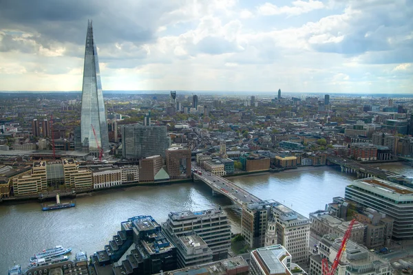 Ihmiset katselevat Lontoon taivaanrantaa katseluhallin 32 kerroksesta — kuvapankkivalokuva