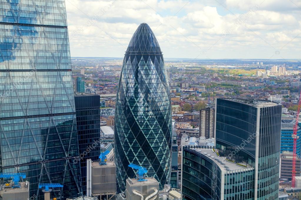 Vista aérea de la ciudad de Londres. Modernos rascacielos y edificios
