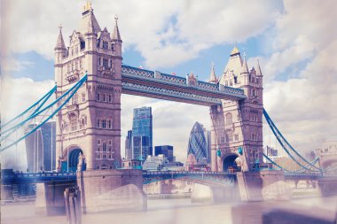Londra, İngiltere - 30 Nisan 2015: Tower bridge ve Londra mali ARIA arka planda. Kornişon ve diğer binaların görünümü içerir