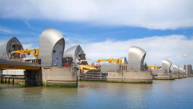 Londra, İngiltere - 4 Nisan 2015: Londra bariyer Thames Nehri görünümünde