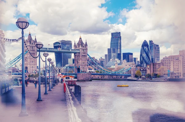 LONDRES, Reino Unido - 30 de abril de 2015: Tower bridge y City of London financial aria en segundo plano. La vista incluye Gherkin y otros edificios — Foto de Stock