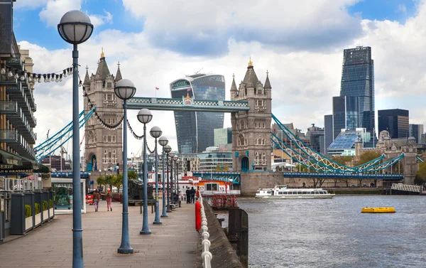 LONDRES, Reino Unido - 30 de abril de 2015: Tower bridge y City of London financial aria en segundo plano. La vista incluye Gherkin y otros edificios — Foto de Stock