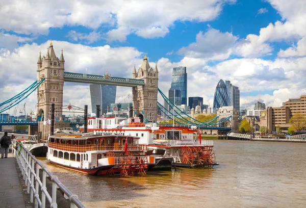 London, Verenigd Koninkrijk - 30 April 2015: Tower bridge en de financiële aria van de City of London op de achtergrond. Weergave bevat augurk en andere gebouwen — Stockfoto