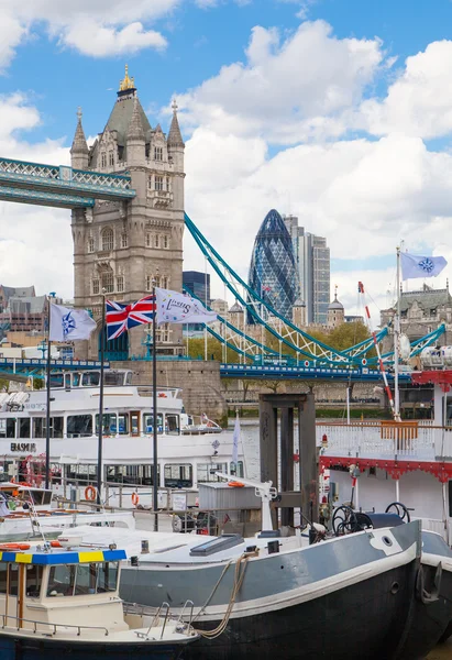Londýn, Velká Británie - 30 dubna 2015: Tower bridge a londýnské City finanční árie na pozadí. Zobrazení zahrnuje okurek a dalších budov — Stock fotografie
