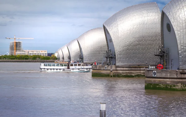 London, Verenigd Koninkrijk - 4 April 2015: Londen barrière op de rivier de Theems weergave — Stockfoto