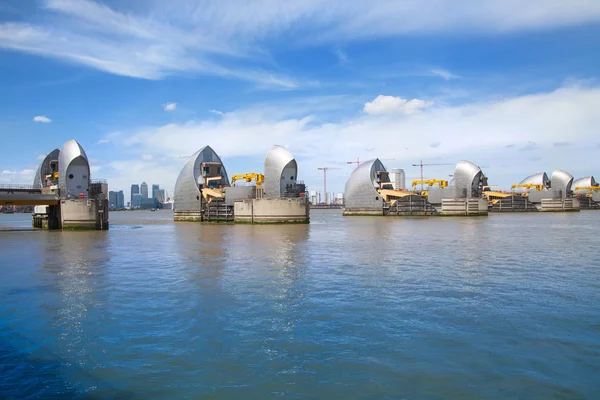 Londyn, Uk - 4 kwietnia 2015: Londyn barierę na widok River Thames — Zdjęcie stockowe