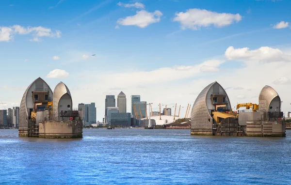 Londyn, Uk - 4 kwietnia 2015: Londyn barierę na widok River Thames — Zdjęcie stockowe