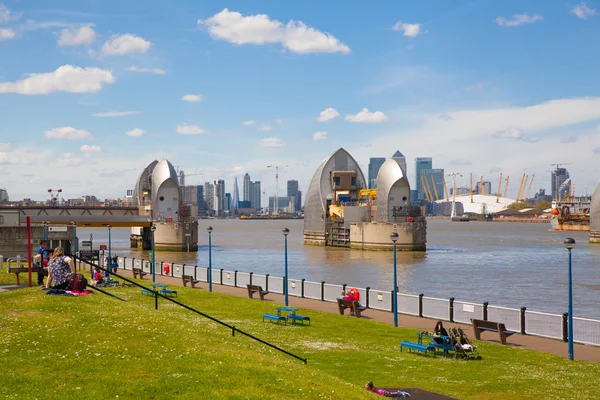 Londra, İngiltere - 4 Nisan 2015: Londra bariyer Thames Nehri görünümünde — Stok fotoğraf