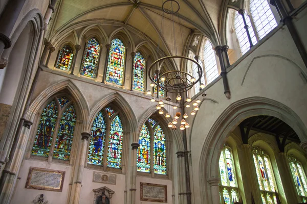 L'intérieur de la cathédrale de Rochester est la deuxième plus ancienne d'Angleterre, après avoir été fondée en 604AD . — Photo