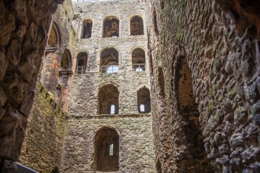 Rochester Castle 12. yüzyıl. İç görünüm kale Saray duvarları ve tahkimatı mahvoldu