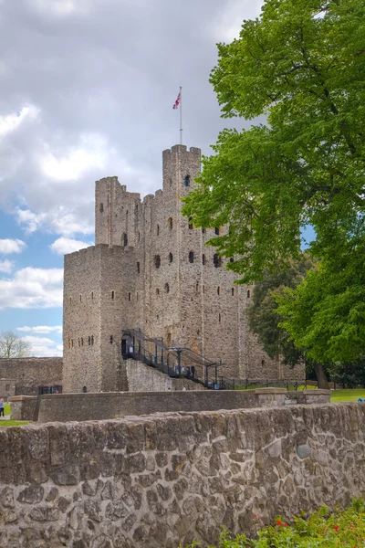 Рочестерский замок 12-го века. Внутри вид разрушенных дворцовых стен и укреплений замка — стоковое фото