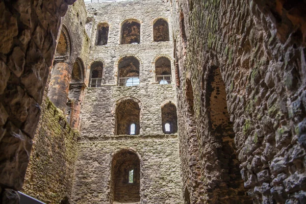 Rochester Castle 12e-eeuwse. Binnenkant uitzicht op kasteel de geruïneerd paleis muren en vestingen — Stockfoto