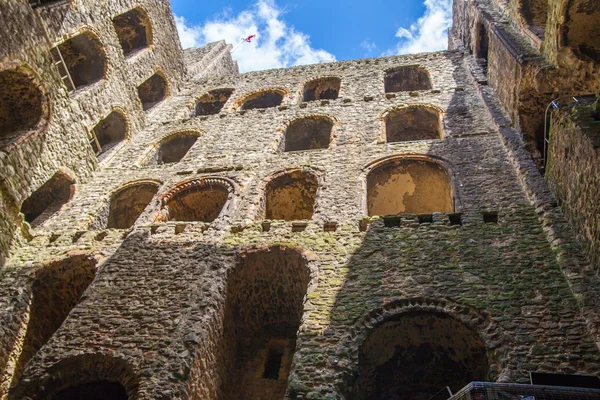 Rochester hrad 12thstoletí. Vnitřní pohled na hrad zničila palácové zdi a opevnění — Stock fotografie