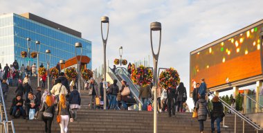 Stratford Uluslararası Tren ve metro istasyonu, Londra ve İngiltere'de en büyük taşıma kavşak biri. Bir sürü insan ile ana salon