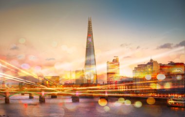 Londra, İngiltere - 22 Nisan 2015: City of London panorama Thames Nehri üzerinde cam parçası içerir 