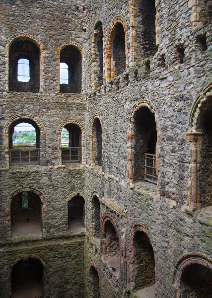 Rochester hrad 12thstoletí. Vnitřní pohled na hrad zničila palácové zdi a opevnění — Stock fotografie