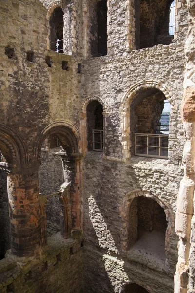 Rochester Castle 12e-eeuwse. Binnenkant uitzicht op kasteel de geruïneerd paleis muren en vestingen — Stockfoto