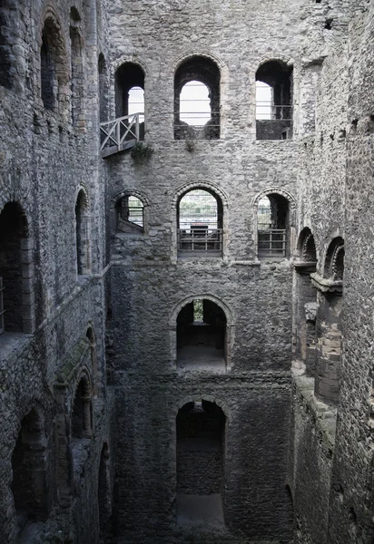 Rochester hrad 12thstoletí. Vnitřní pohled na hrad zničila palácové zdi a opevnění — Stock fotografie