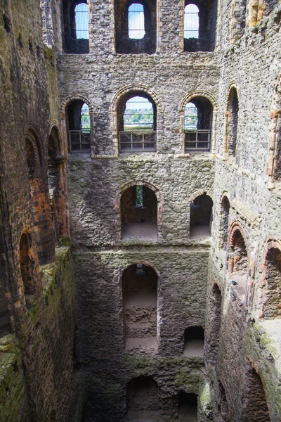 Schloss Rochester aus dem 12. Jahrhundert. Innenansicht der zerstörten Palastmauern und Befestigungsanlagen — Stockfoto