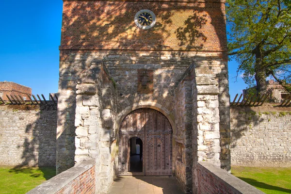 Upnor Castle jest fort artyleryjski elżbietański, położony na zachodnim brzegu rzeki Medway w hrabstwie Kent. Główne wejście — Zdjęcie stockowe