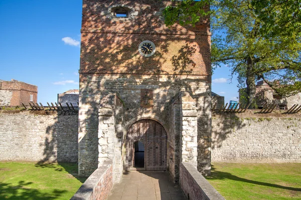 Upnor Castle è un forte di artiglieria elisabettiana situato sulla riva occidentale del fiume Medway nel Kent. Ingresso principale — Foto Stock