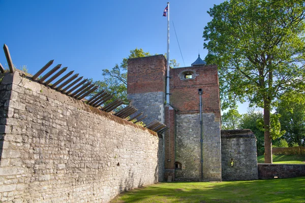 Upnor Castle es un fuerte de artillería isabelino situado en la orilla oeste del río Medway en Kent. Entrada principal —  Fotos de Stock