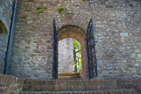 Upnor 城はケントのメドウェイ川の西岸に位置するエリザベス朝砲砦です。メインの入り口 — ストック写真