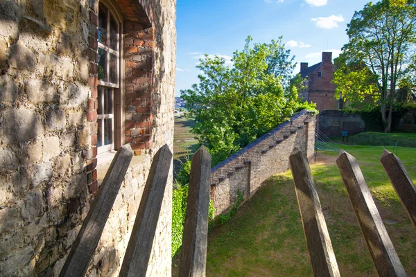 Upnor Castle jest fort artyleryjski elżbietański, położony na zachodnim brzegu rzeki Medway w hrabstwie Kent. Główne wejście — Zdjęcie stockowe