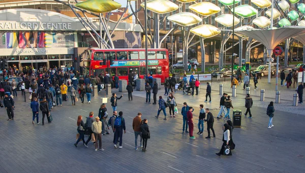 Estación internacional de tren y metro de Stratford, uno de los mayores cruces de transporte de Londres y el Reino Unido. Salón principal con mucha gente — Foto de Stock