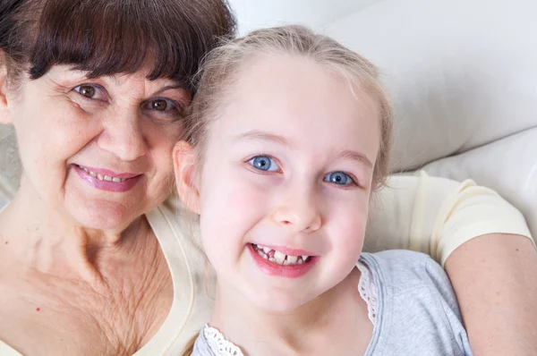 Senior senhora com neta feliz juntos em ambiente doméstico — Fotografia de Stock