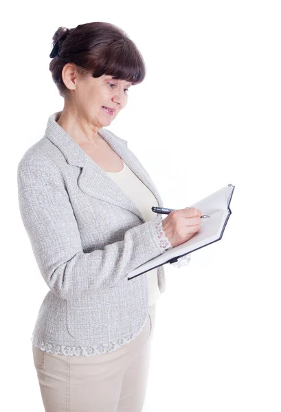 Mulher idosa posando como um funcionário de escritório, administrador, secretária. Retrato contra de fundo branco — Fotografia de Stock