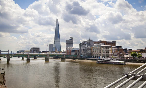 London, Verenigd Koninkrijk - 22 April 2015: City of London panorama omvat scherf van glas op de rivier de Theems — Stockfoto