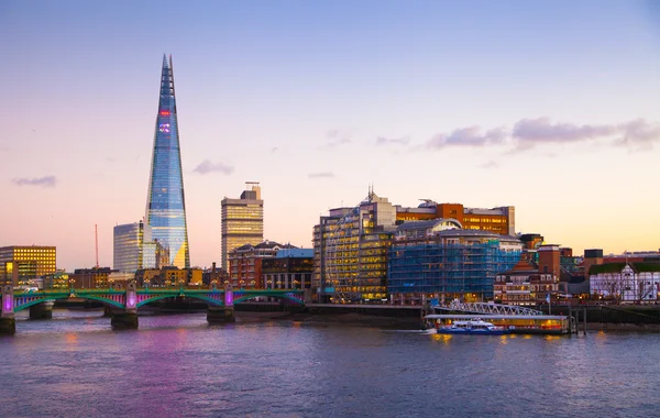 LONDRES, ROYAUME-UNI - 22 AVRIL 2015 : Panorama de la ville de Londres avec éclat de verre sur la Tamise — Photo