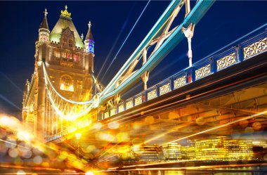 Gece kule köprü, ulaşım ışıkları yansıması ile Londra Şehri