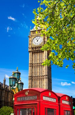 Big Ben, Londra önünde Kırmızı İngiliz telefon kulübesi
