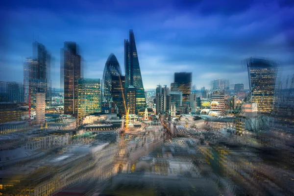 Cidade de Londres com luzes de transporte reflexão — Fotografia de Stock