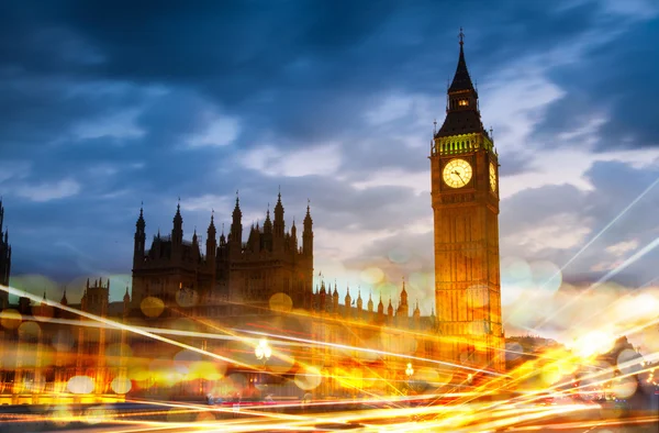 Big Ben gece Londra ile ulaşım yansıma ışıklar — Stok fotoğraf