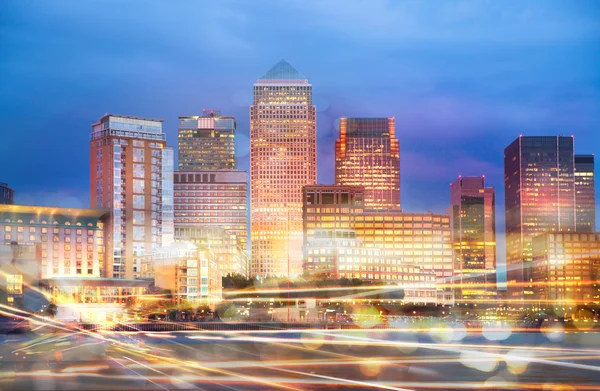 Canary Wharf. Wieczorne miasto Londynu z refleksją świateł transportowych — Zdjęcie stockowe