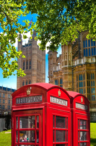 Red British telephone box in front of Westminster abbey, London — Stock Photo, Image