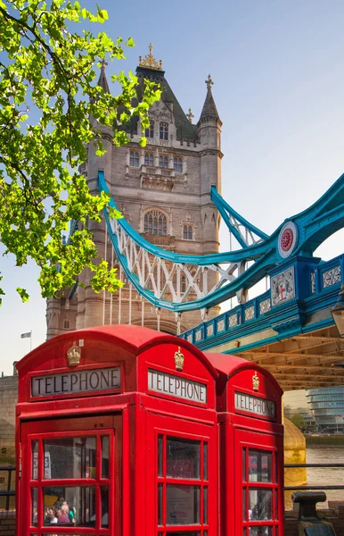 Caixa telefónica vermelha britânica em frente à Tower Bridge, Londres — Fotografia de Stock