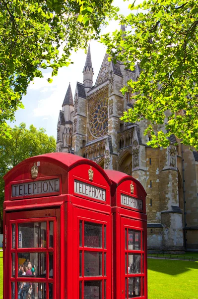 Cabina telefonica rossa britannica di fronte all'abbazia di Westminster, Londra — Foto Stock