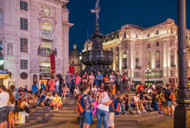 Piccadilly Circus gecede. Romantik randevular için ünlü bir yer. Kare Regent Street katılmak için 1819 yılında inşa edilmiş