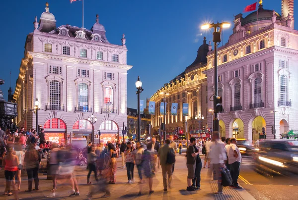 Piccadilly Circus v noci. Známé místo pro romantické schůzky. Náměstí bylo vybudováno v roce 1819 připojit Regent Street — Stock fotografie