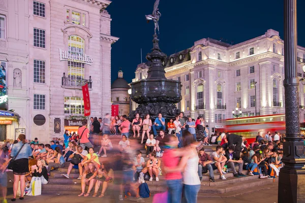 Piccadilly Circus gecede. Romantik randevular için ünlü bir yer. Kare Regent Street katılmak için 1819 yılında inşa edilmiş — Stok fotoğraf