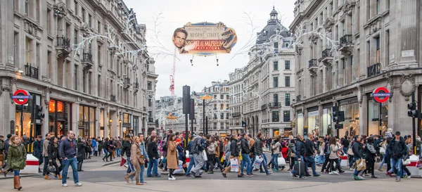 Londra, İngiltere - 30 Kasım 2015: Siyah Cuma hafta sonu Londra'da ilk satış Noel öncesi. — Stok fotoğraf