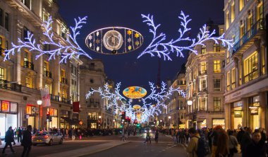 Londra, İngiltere - 30 Kasım 2015: Siyah Cuma hafta sonu Londra'da ilk satış Noel öncesi.