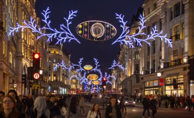 Londra, İngiltere - 30 Kasım 2015: Siyah Cuma hafta sonu Londra'da ilk satış Noel öncesi.